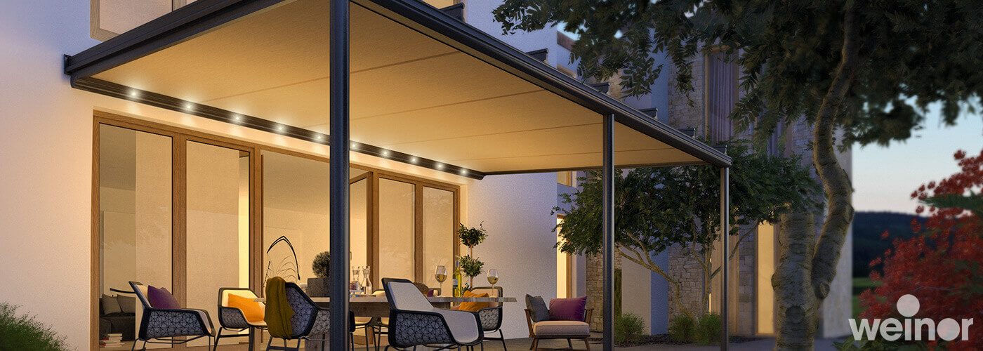 Terrasse mit Terrassendach und Blick in den Garten