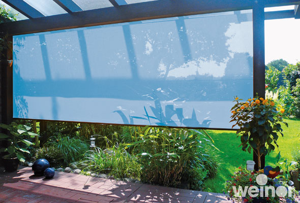Terrasse mit blauem textilen Sonnenschutz