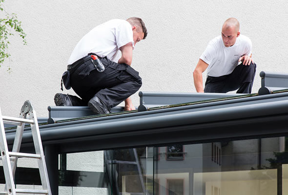 Büdeker Mitarbeiter bei der Montage einer Glasoase