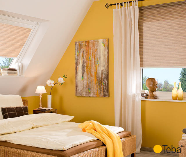 Gelb gestrichenes Schlafzimmer mit beigem Rollo
