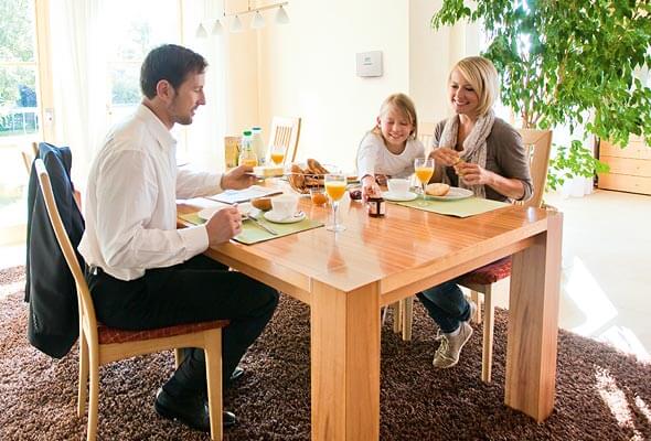 Eine Familie sitzt beim Frühstück